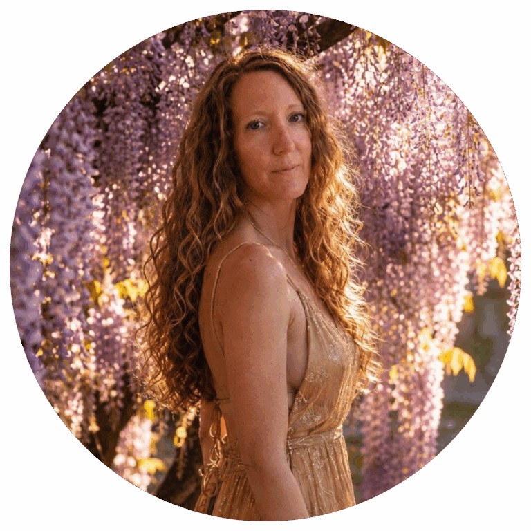 Testimonial KAIMANA UNIVERSE, Emma, schöne Frau in goldenem Kleid