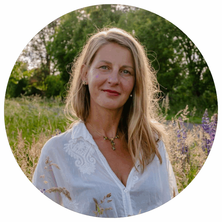 Testimonial KAIMANA UNIVERSE, Christiane, schöne Frau in Lavendel Beet